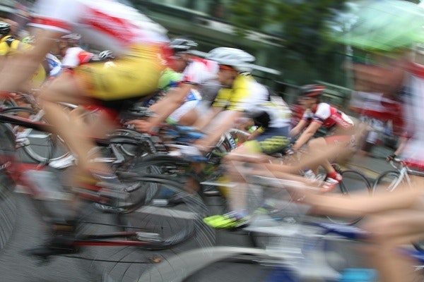 Auf dem Symbolbild sind Rennfahrer an einem Radrennen zu sehen (Bild: pixabay).