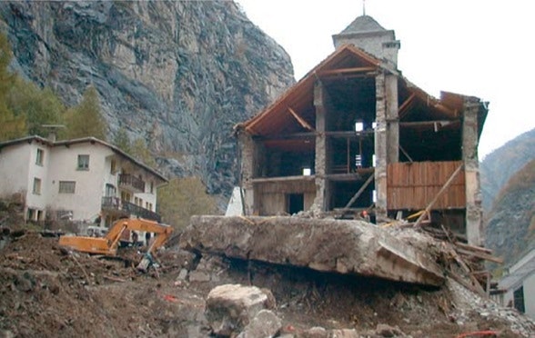 Auf dem Bild ist das durch einen Erdrutsch zerstörte Dorf Gondo im Wallis zu sehen (Bild: Vereinigung Kantonaler Feuerversicherungen, Kommission für Elementarschadenverhütung).