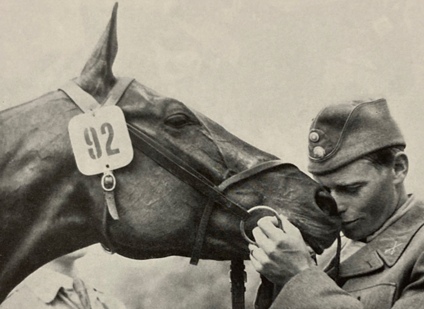 Der schwedische Vielseitigkeitsreiter Petrus Kastenman berührt mit seiner Nase zärtlich die Nase des Pferdes