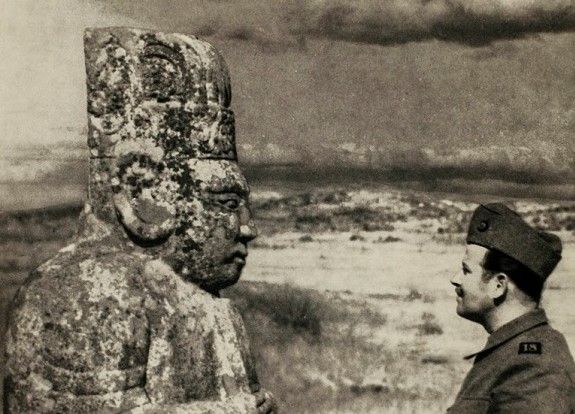 Un ufficiale svizzero si trova di fronte alla statua di un re coreano (Foto: Paul Eynard)