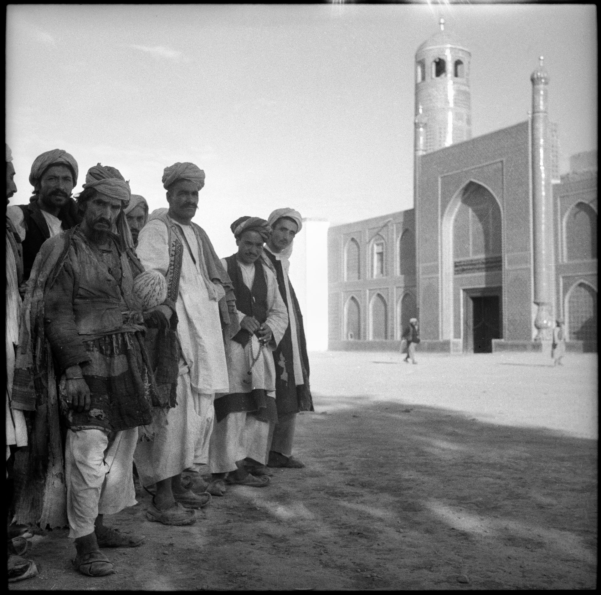 Afghan men outside a mosque in Mazar-i-Sharif © SLA, AS-20-123