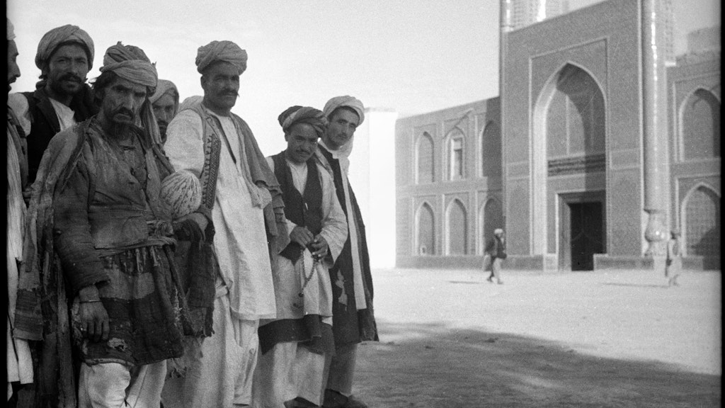 Afghan men outside a mosque in Mazar-i-Sharif © SLA, AS-20-123