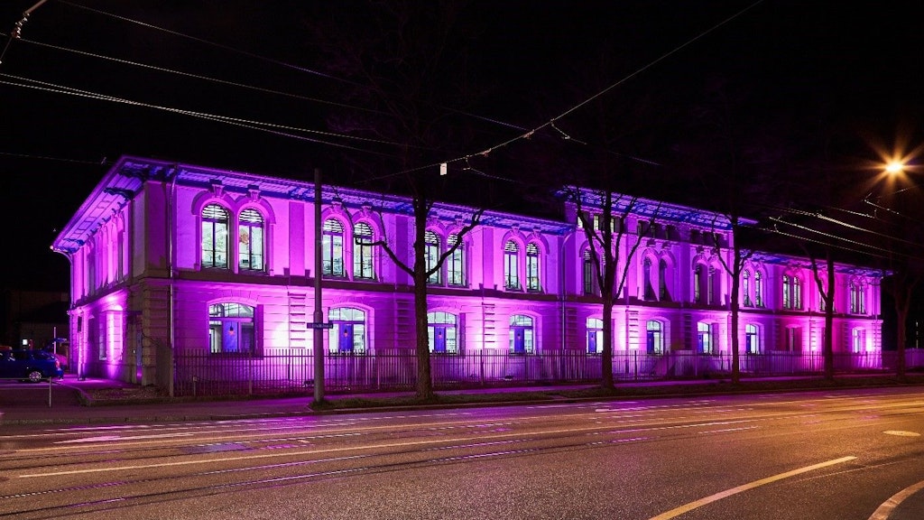 Auf dem Bild sieht man die Aussenansicht der BiG während der Museumsnacht in pinker Beleuchtung. 
