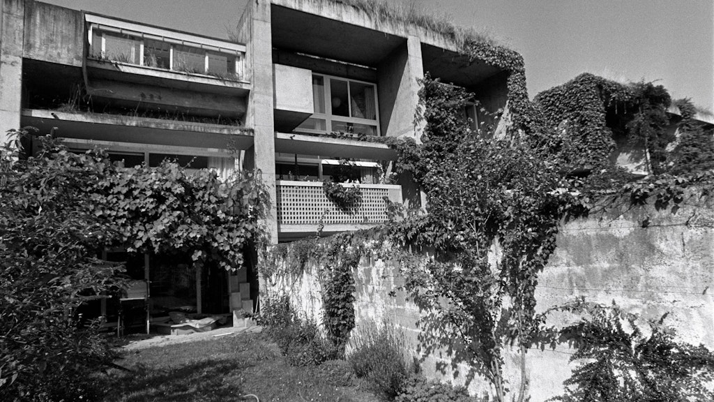 Die Aufnahme zeigt eine Aussenansicht der Siedlung «Halen» mit einer begrünten Terrasse.