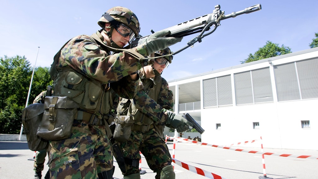 Zwei Grenadiere üben den Einsatz mit dem «Sturmgewehr 90» und der «Pistole 75» im Häuserkampf, 1. Juli 2009.