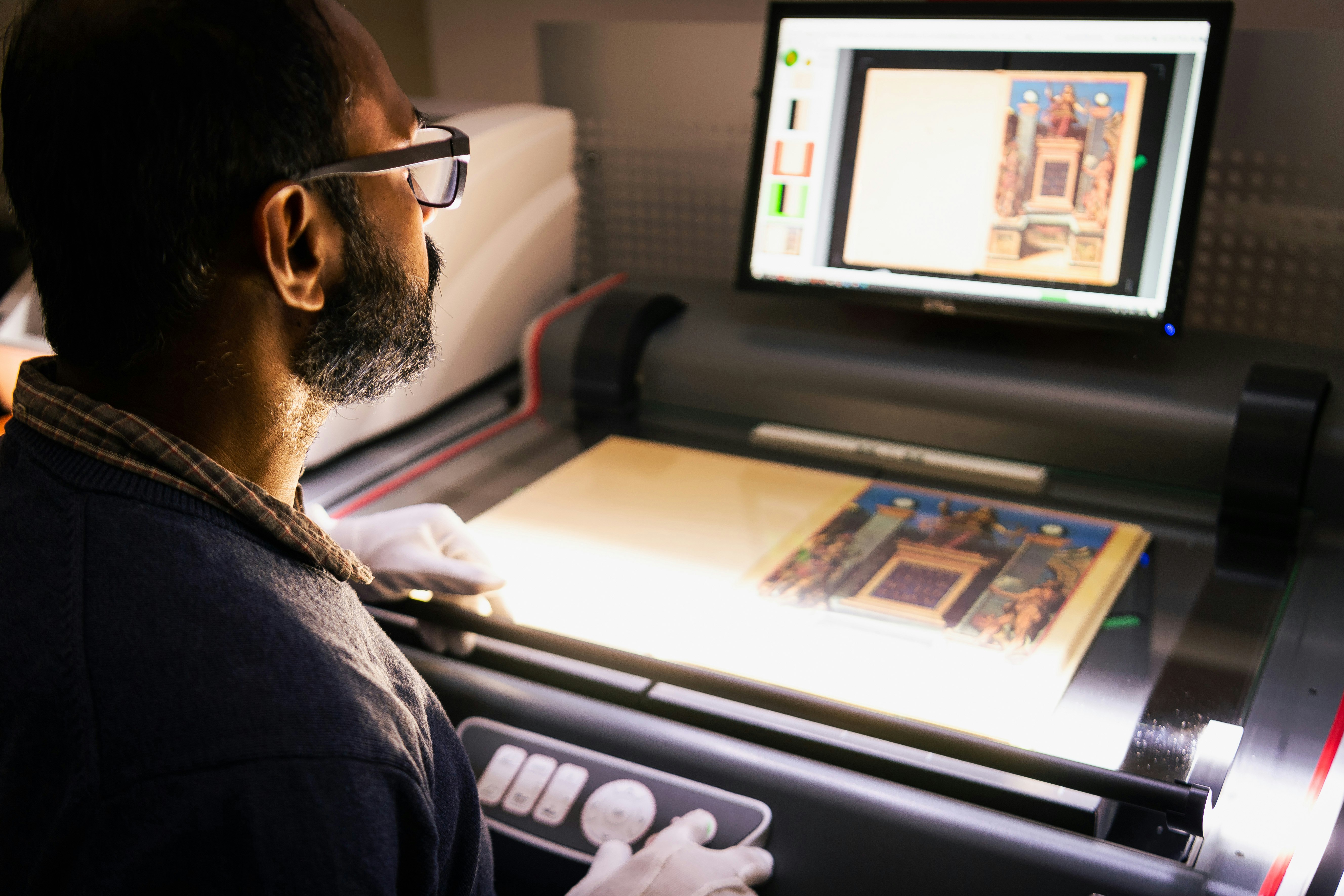 Auf dem Bild sieht man einen Mitarbeiter der BiG am Digitalisieren.