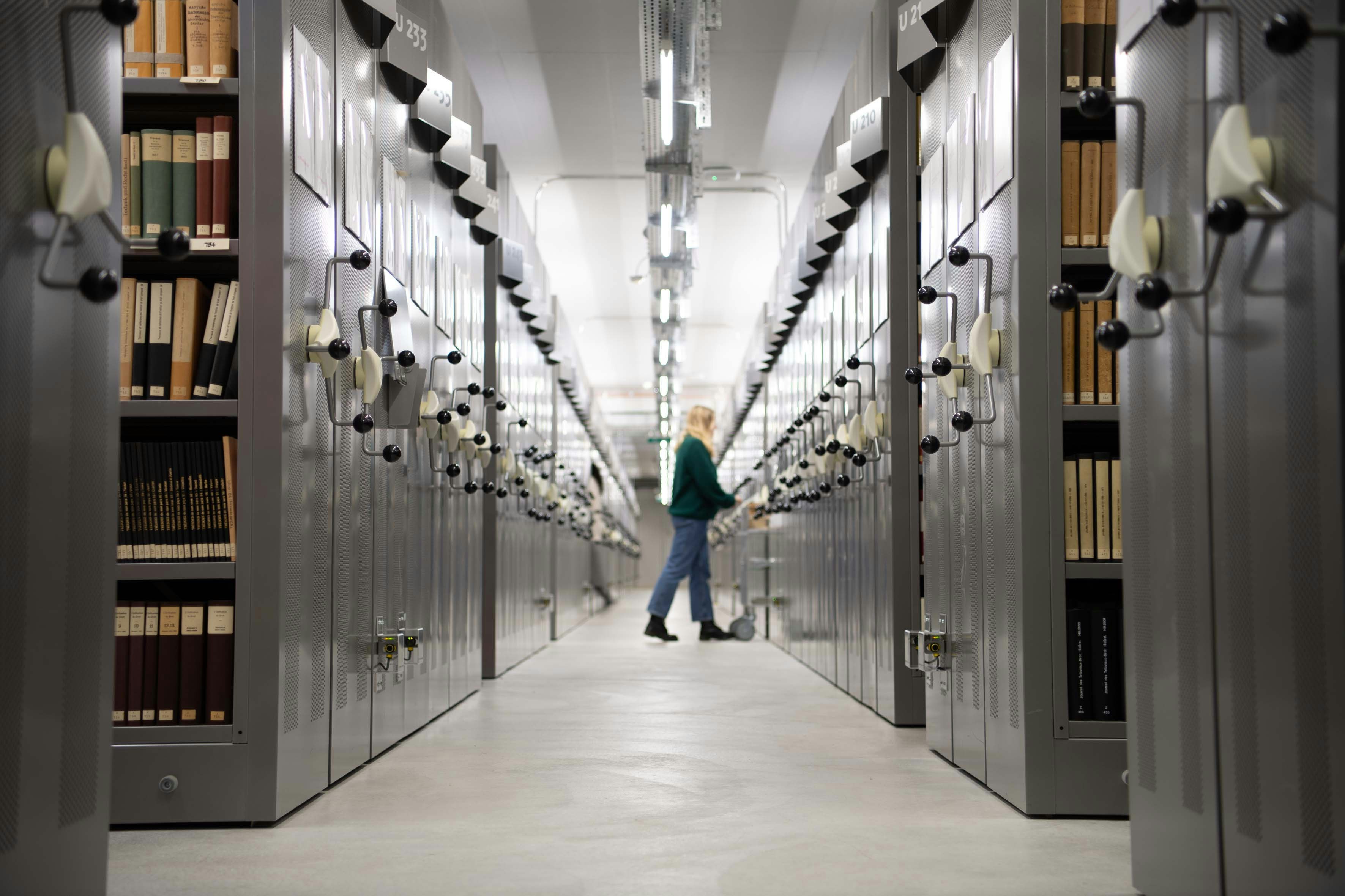 Eine Mitarbeiterin läuft durch die Gänge im Magazin der BiG.