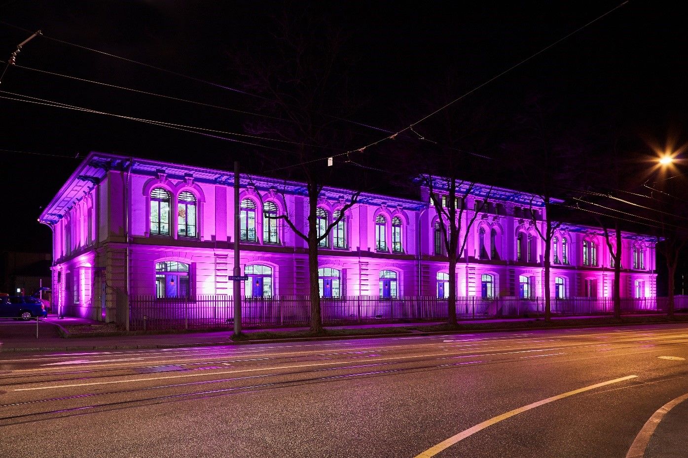Auf dem Bild sieht man die Aussenansicht der BiG während der Museumsnacht in pinker Beleuchtung.