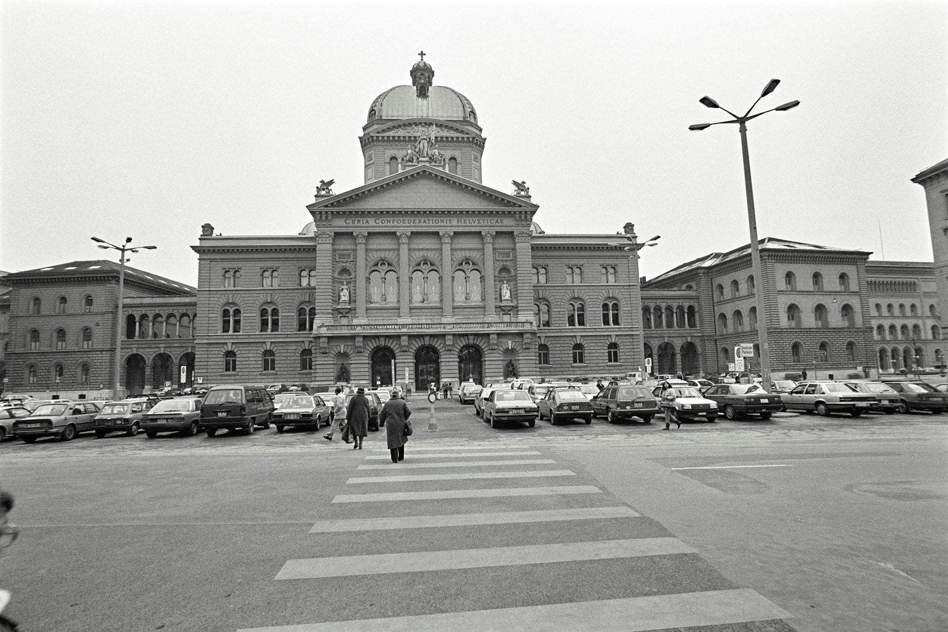 Bundeshaus hinter Bank-Schriftzug, 1983