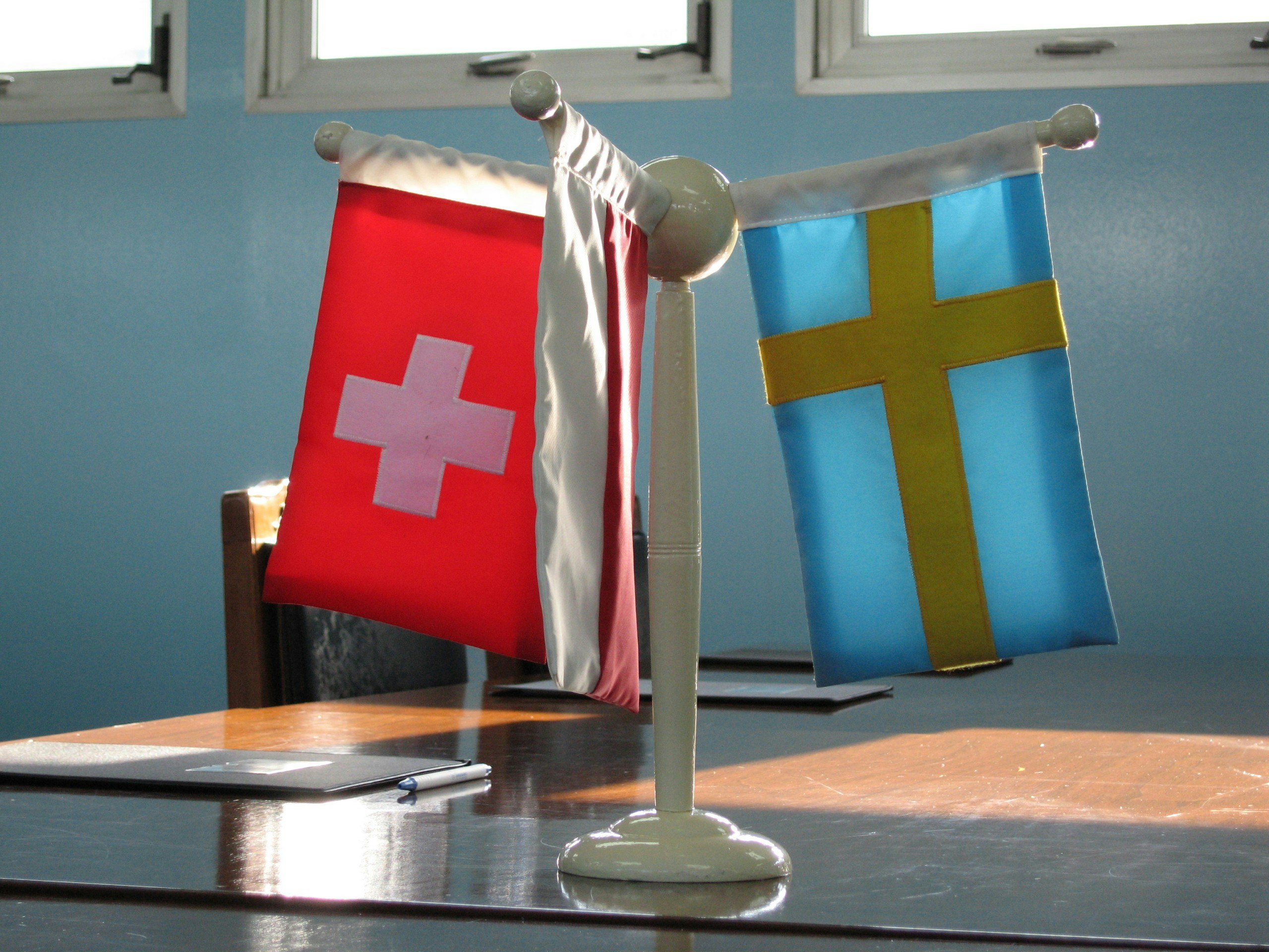 Sitzungstisch mit Fähnchen, Panmunjom, Alexandre Zermatten 2004-2006