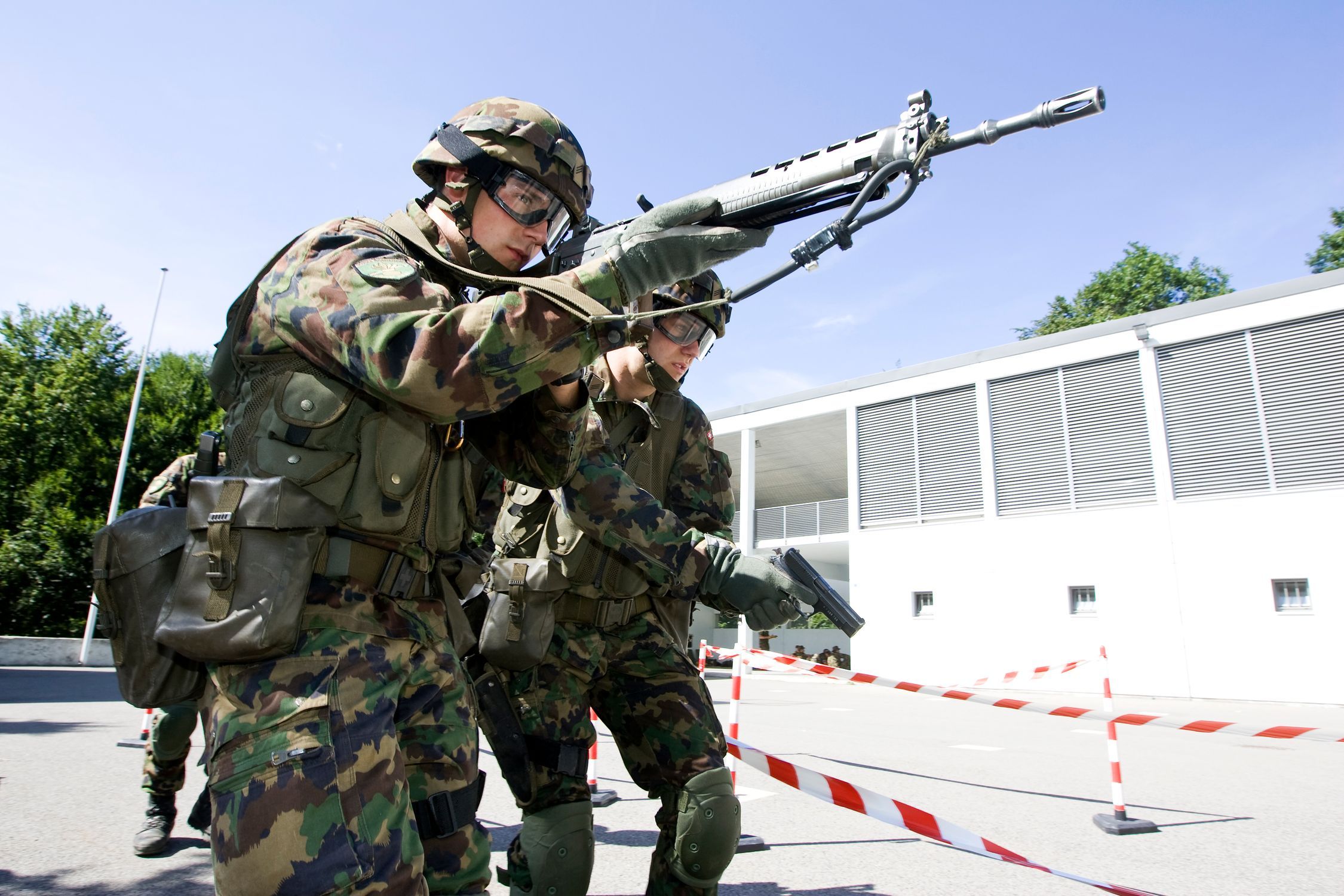 Zwei Grenadiere üben den Einsatz mit dem «Sturmgewehr 90» und der «Pistole 75» im Häuserkampf, 1. Juli 2009.