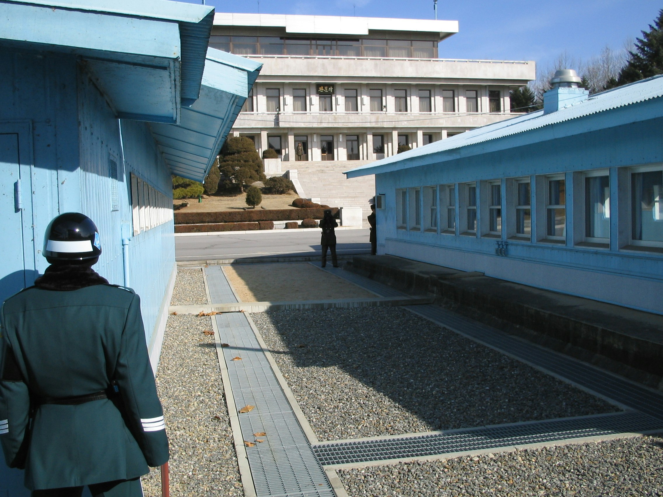 Blaue Baracken in Panmunjom, Alexandre Zermatten 2004-2006