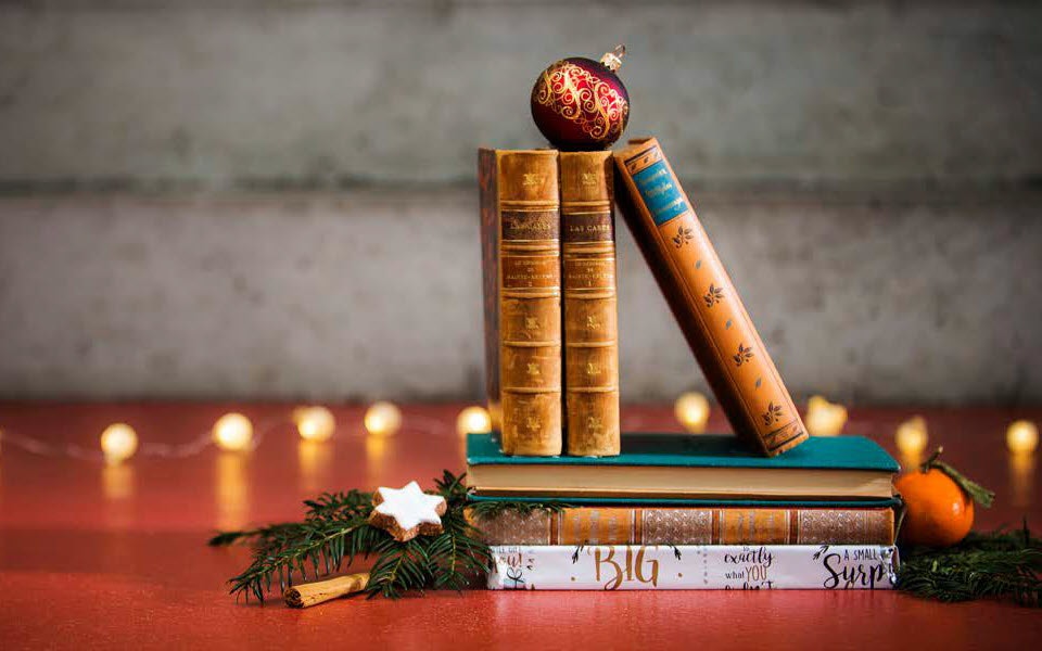 Bücher, weihnachtlich dekoriert
