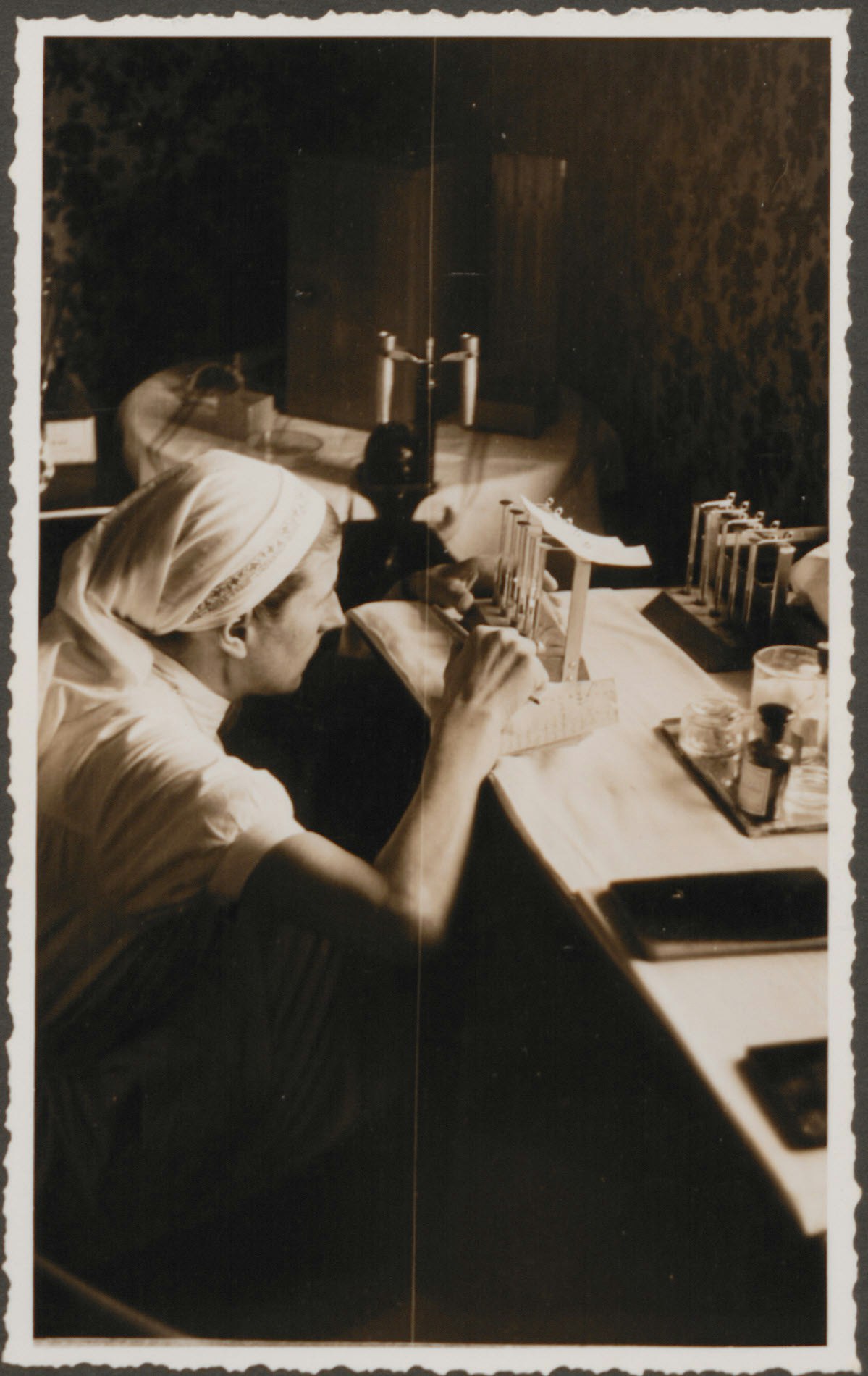 Schwester bei Laboruntersuchung in der MSA 3, 1939/40