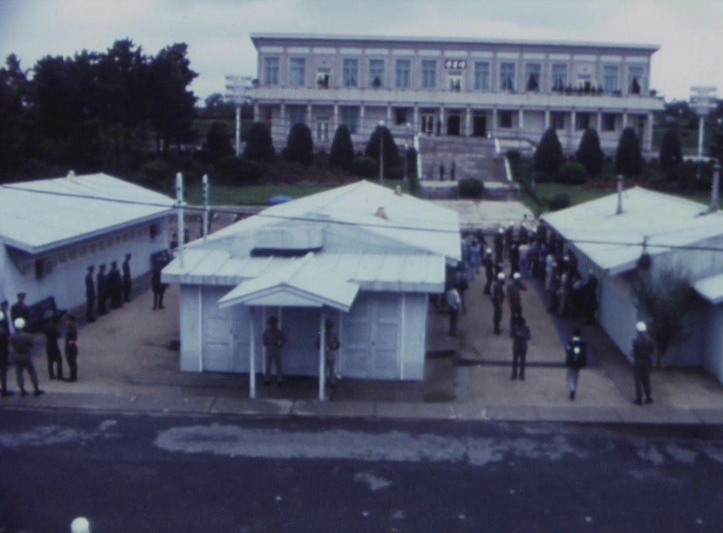 Blaue Baracken der JSA Panmunjom; Film: MAC Meetings 1976