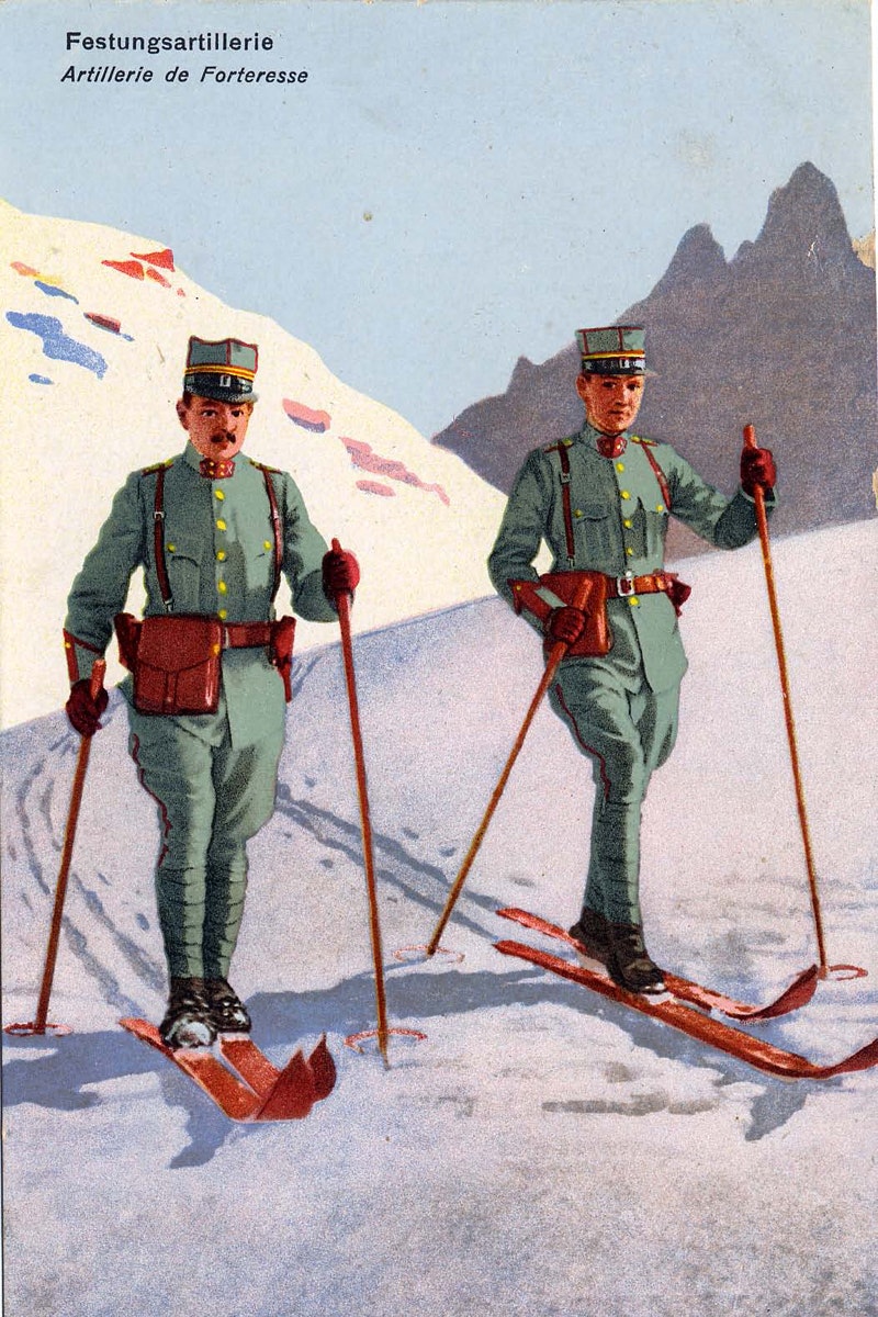 Zwei höhere Offiziere der Festungsartillerie bei der Abfahrt auf Skiern in der einheitlichen Felduniform 1914.
