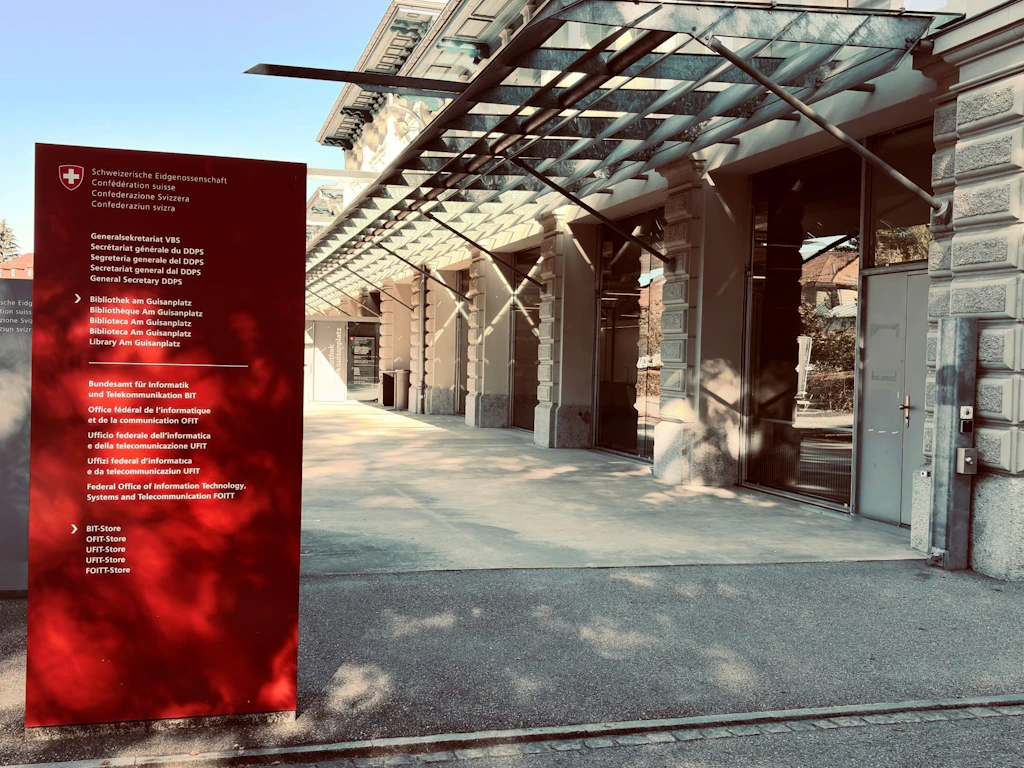 Auf dem Bild sieht man die Bibliothek am Guisanplatz im Herbst.