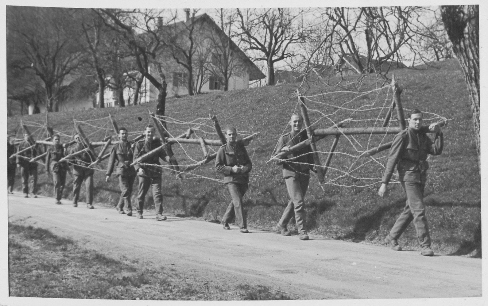 Soldaten tragen sog. Spanische Reiter