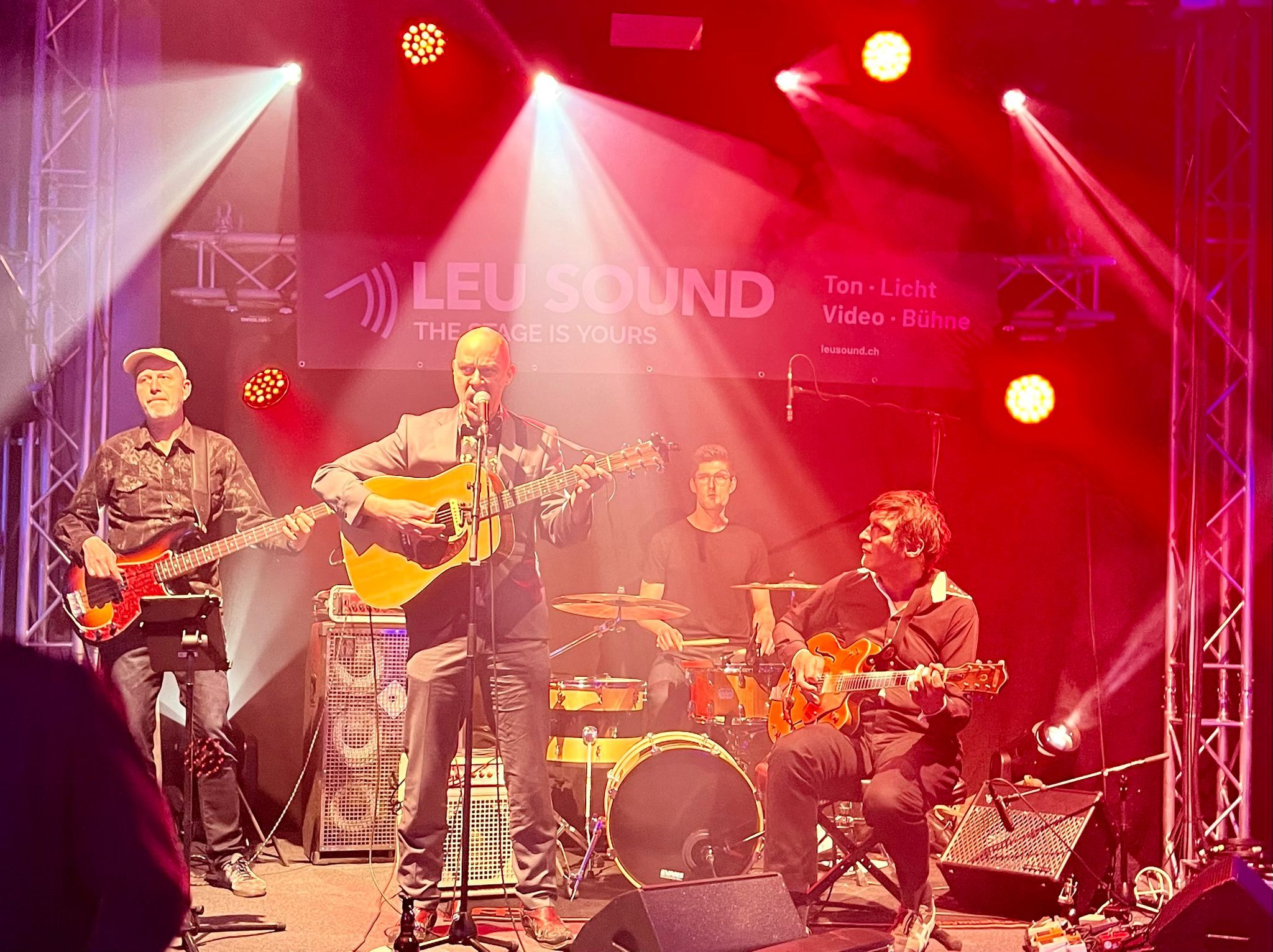 Die Band "Ill Eagles" bei einem Auftritt auf der Bühne.