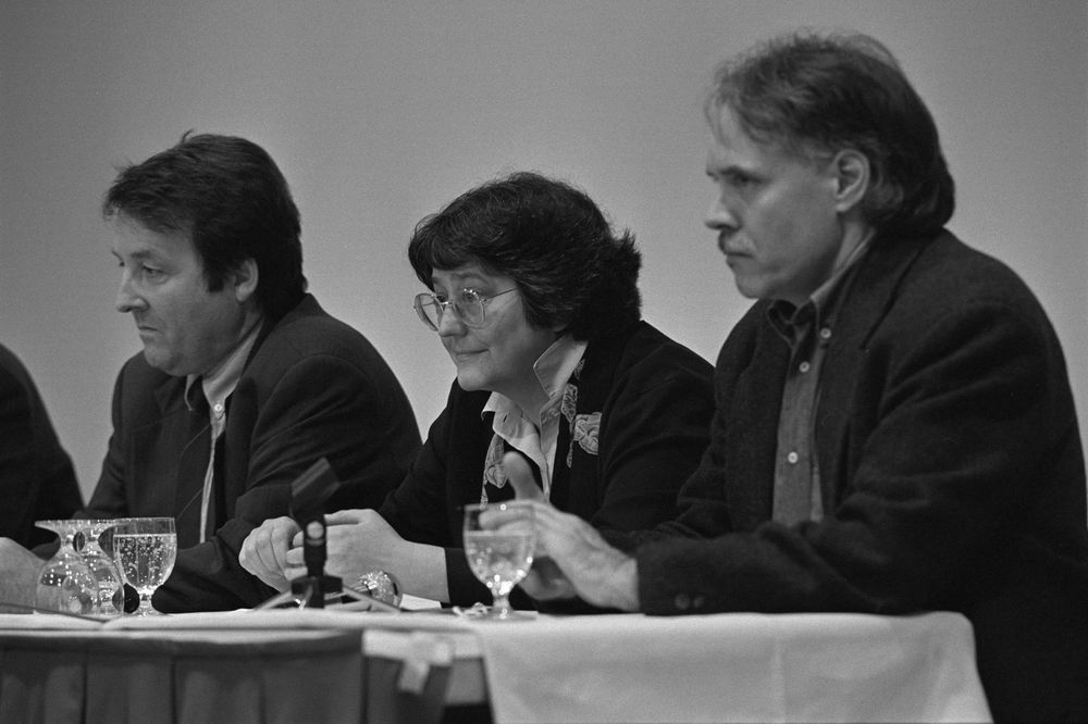 Im Fotoarchiv Walter Rutishauser befinden sich nicht nur gewählte Bundesräte. Rutishauser begleitete die Kandidierenden bereits vor den Wahlen. Die Aufnahme zeigt die Bundesratskandidierenden am 16. September 1995 Otto Piller, Gret Haller und Moritz Leuenberger vermutlich bei einem Podiumsgespräch an einem Tisch sitzend.