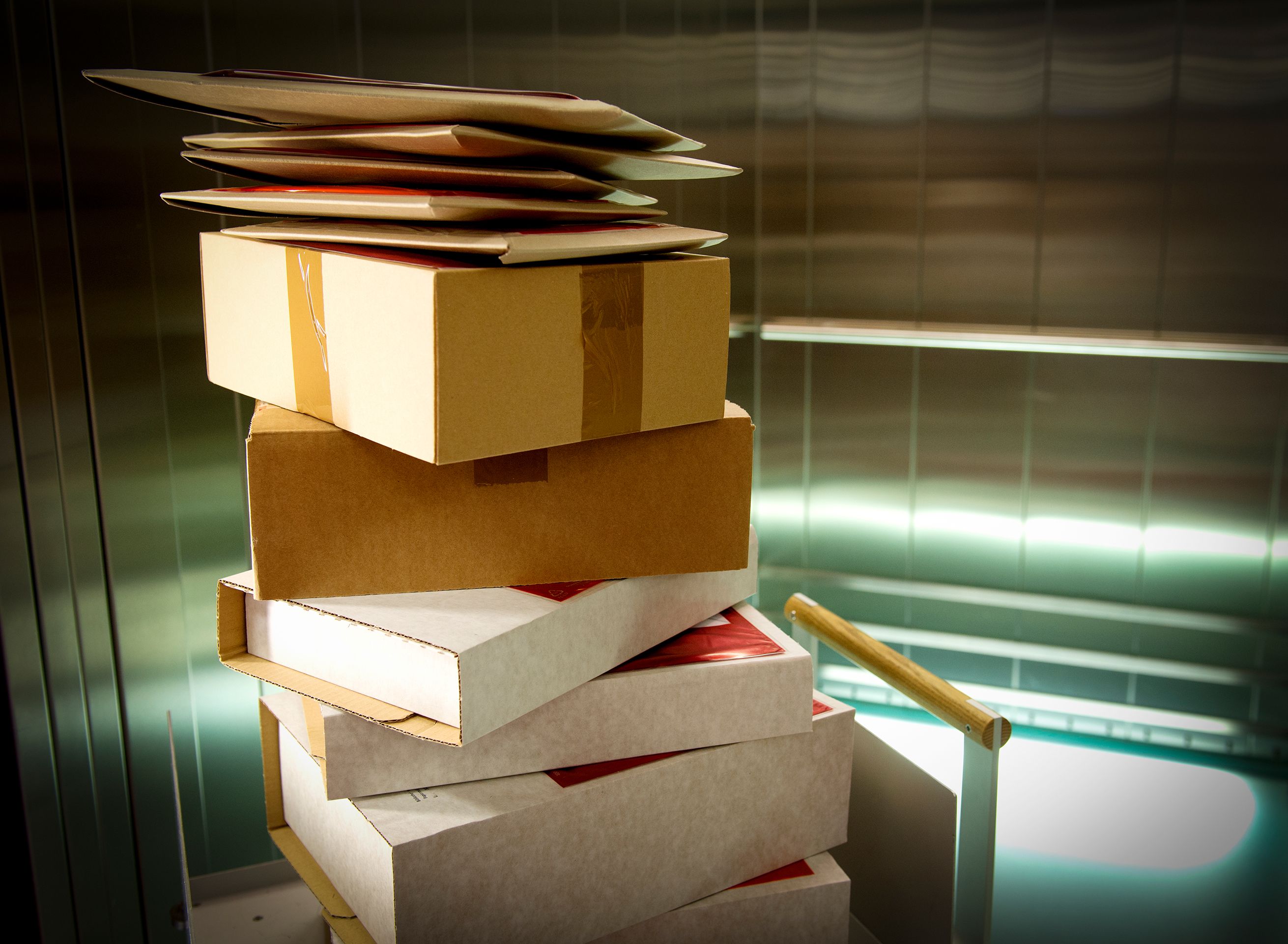 Auf dem Bild sieht man verpackte Bücher und Zeitschriften.