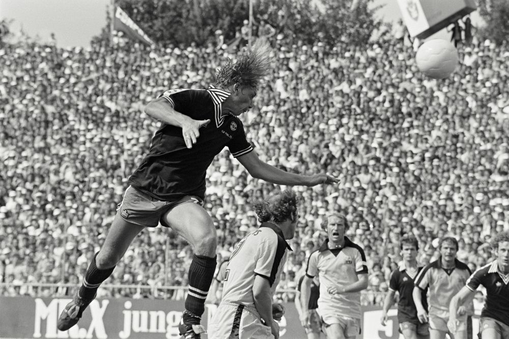 Fussballer des Servette FC beim Kopfball im Cupspiel gegen YB am 4. Juni 1979 im Stadion Wankdorf. Ebenfalls auf dem Bild zu sehen sind die Berner Spieler Köbi Brechbühl, Karl Odermatt und Kurt Feuz.