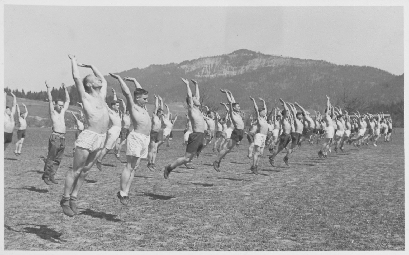 Soldaten beim Turnen