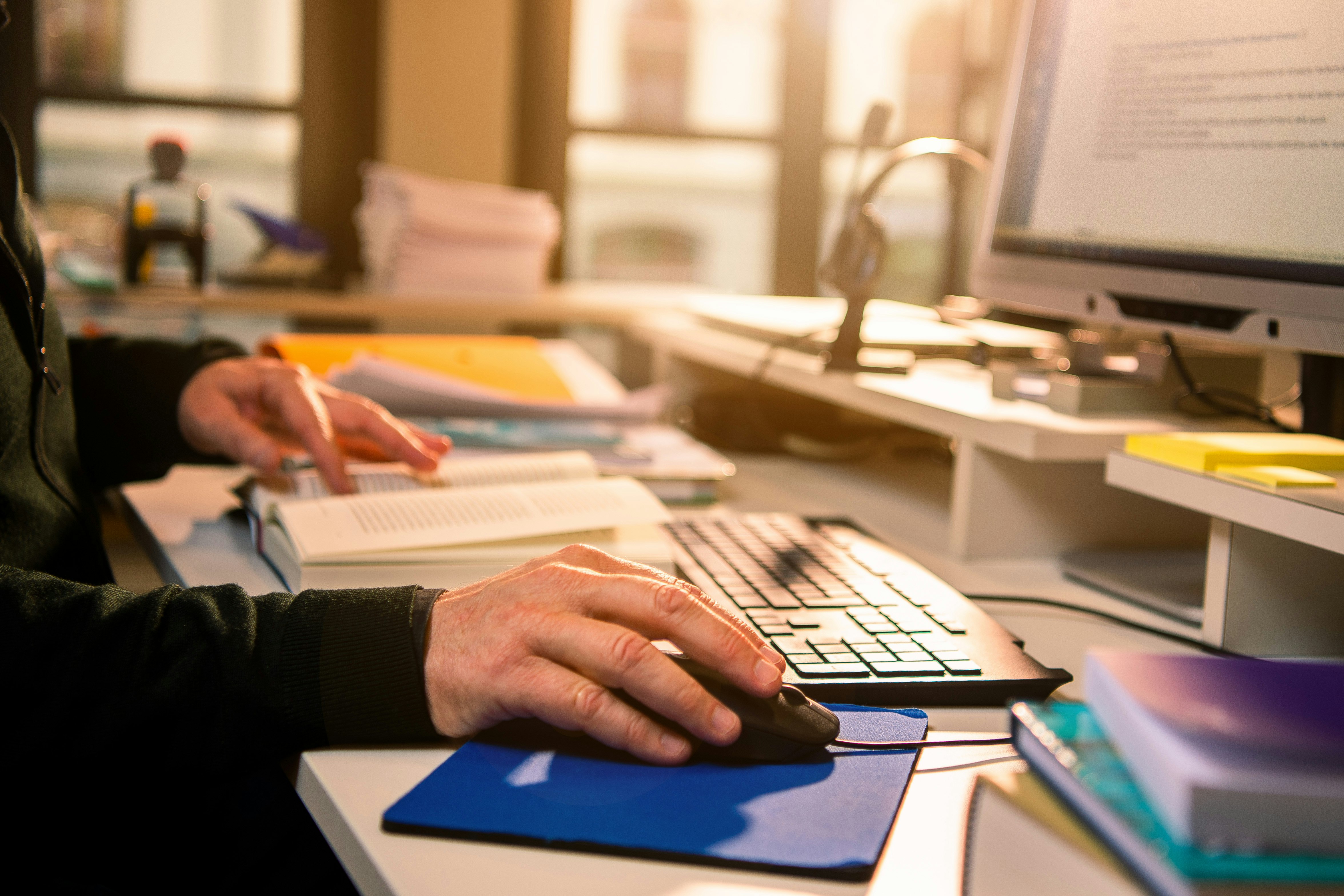 Ein Mitarbeiter bei der Bearbeitung einer Rechercheanfrage (Bild: Sina Guntern/ZEM)