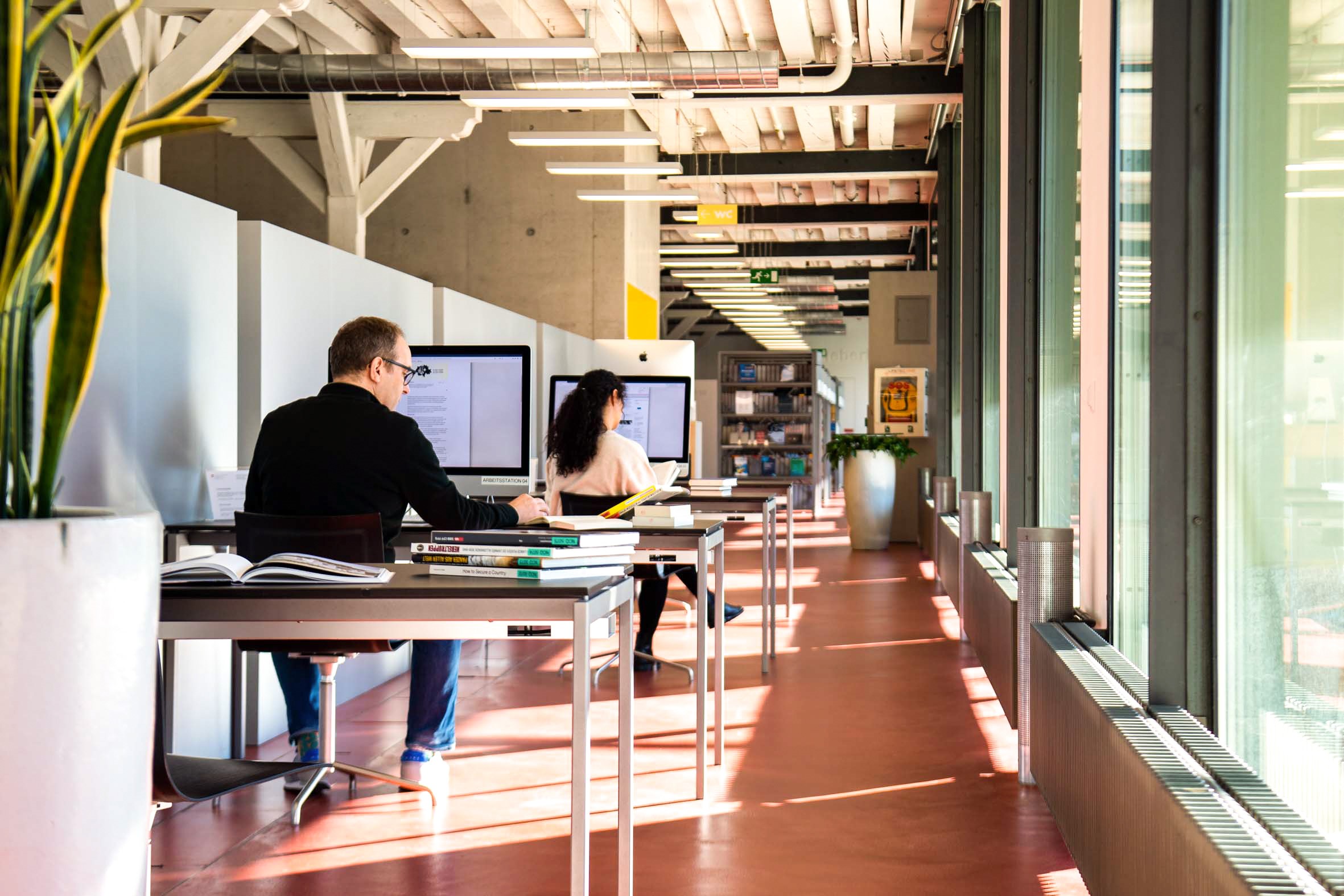 Laden zum Arbeiten ein: Helle und ruhige Arbeitsplätze in der BiG (Bild: Sina Guntern/ZEM)