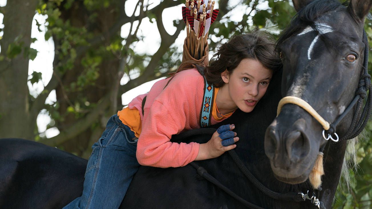 Luna Paiano als "Ari" sitzt auf Ostwind, dem Pferd aus dem gleichnamigen Film