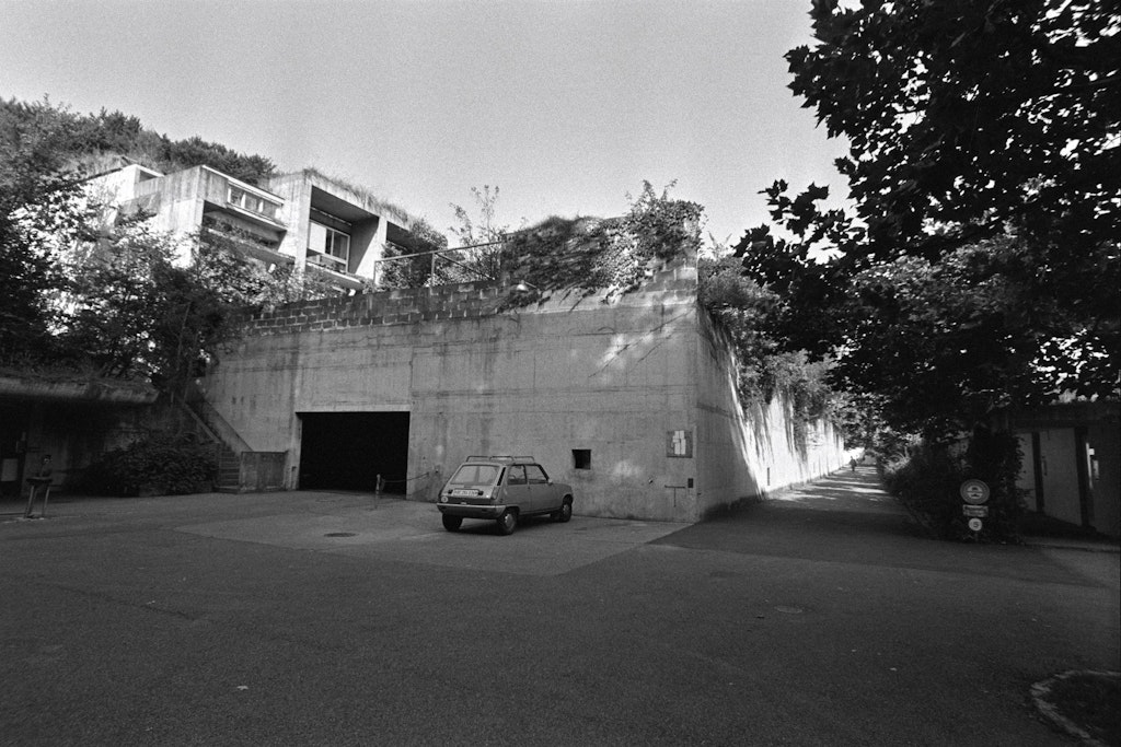 les voitures étaient garées devant le quartier de Halen, libérant ainsi les rues de toute circulation. Photographie de Walter Rutishauser, 1980 (Négatif BIG RUAT 138).