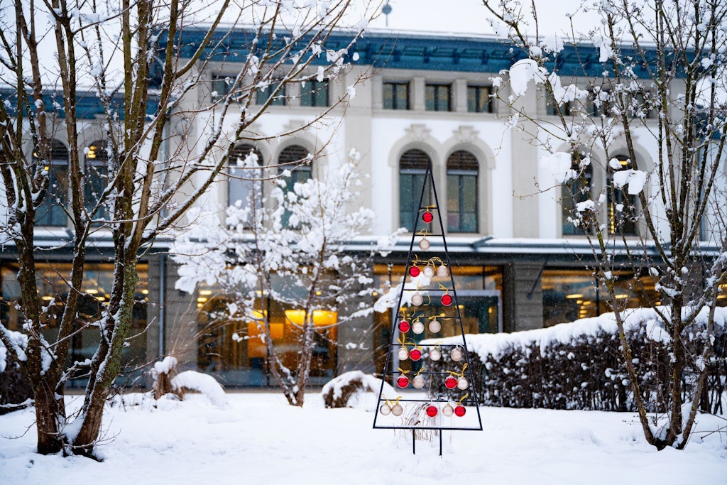 Sur la photo, on voit la BiG sous la neige et un sapin de Noël en métal décoré de boules.