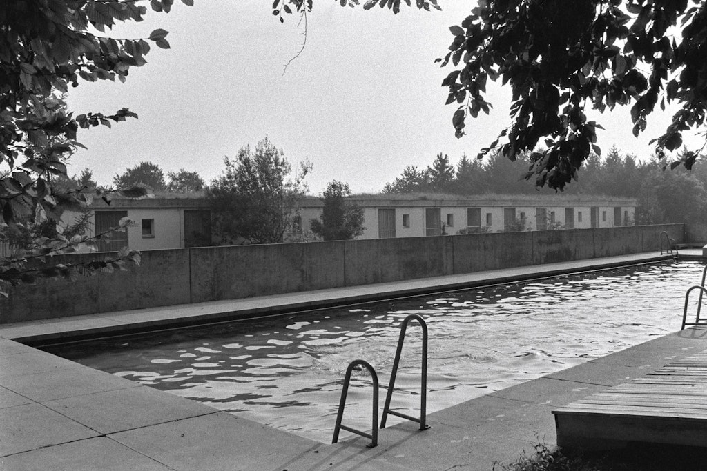 : piscine du quartier de Halen. Photographie de Walter Rutishauser, 1973 (Négatif BIG RUAT 141).