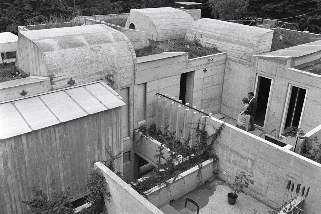 : vue aérienne des bâtiments imbriqués du quartier de Thalmatt 1. Des murs en béton protègent des regards indiscrets.