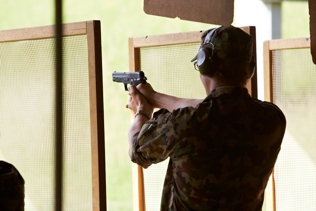 Soldato con pistola 75 durante il tiro con la pistola allo stand di tiro, fotografato il 22 giugno 2012.