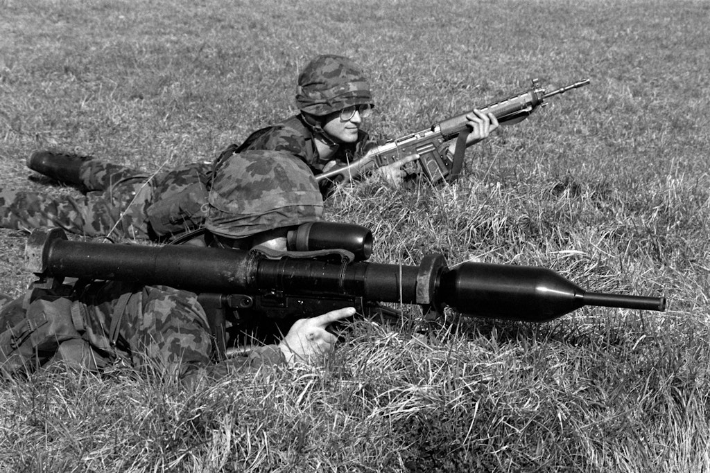 Soldato con il Panzerfaust (in primo piano), dietro di lui un soldato con il nuovo fucile d’assalto, fotografati da Walter Rutishauser il 15 aprile 1991. 